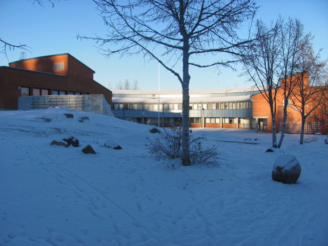 Sammonlahden koulu talvella.